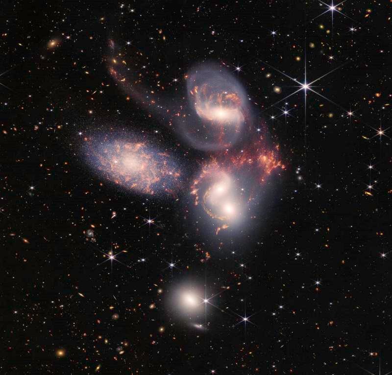 Imagem do Telescópio Espacial James Webb observando Stephan's Quintet.