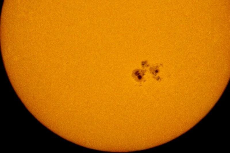 Sunspots appear dark due to their cooler temperatures relative to the sun’s surface. Despite being cooler, they maintain a scorching heat of 4,000 °K, contrasted with the sun’s overall temperature of 5,778 °K.