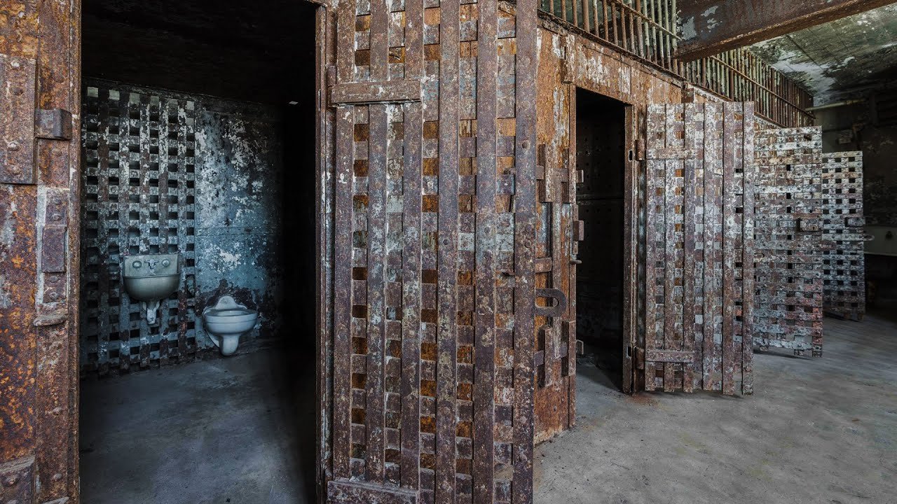 Dentro da Torneira Antiga da Penitenciária Abandonada de Clay County