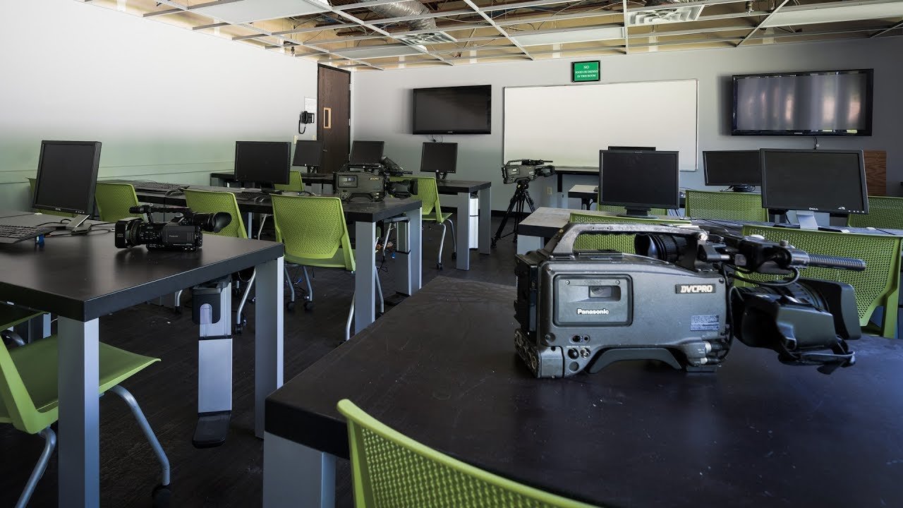 Escola de Produção Abandonada Cheia de Equipamentos de Câmera