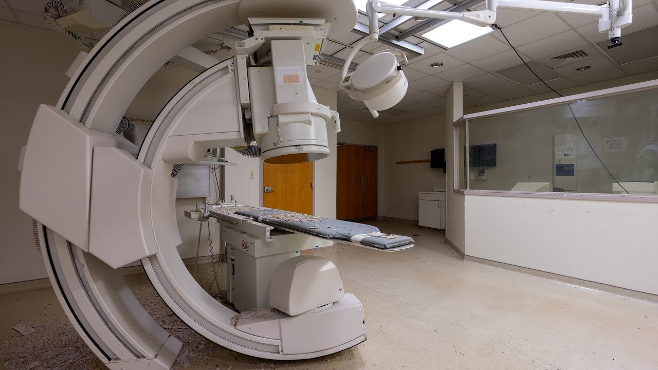 Explorando Hospital Abandonado Com Máquinas de MRI e Salas Cirúrgicas