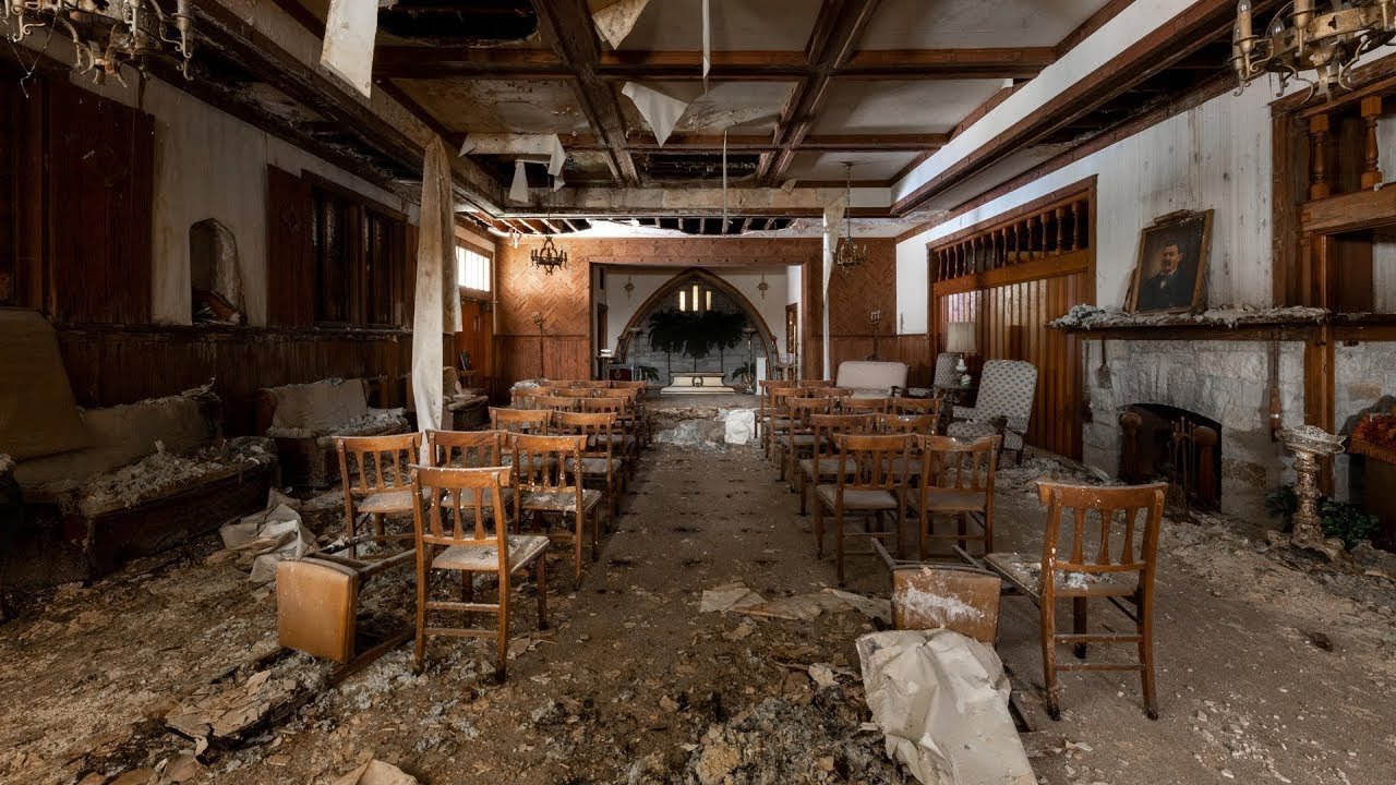 Funerária Abandonada Com Sala de Embalsamamento e Caixões