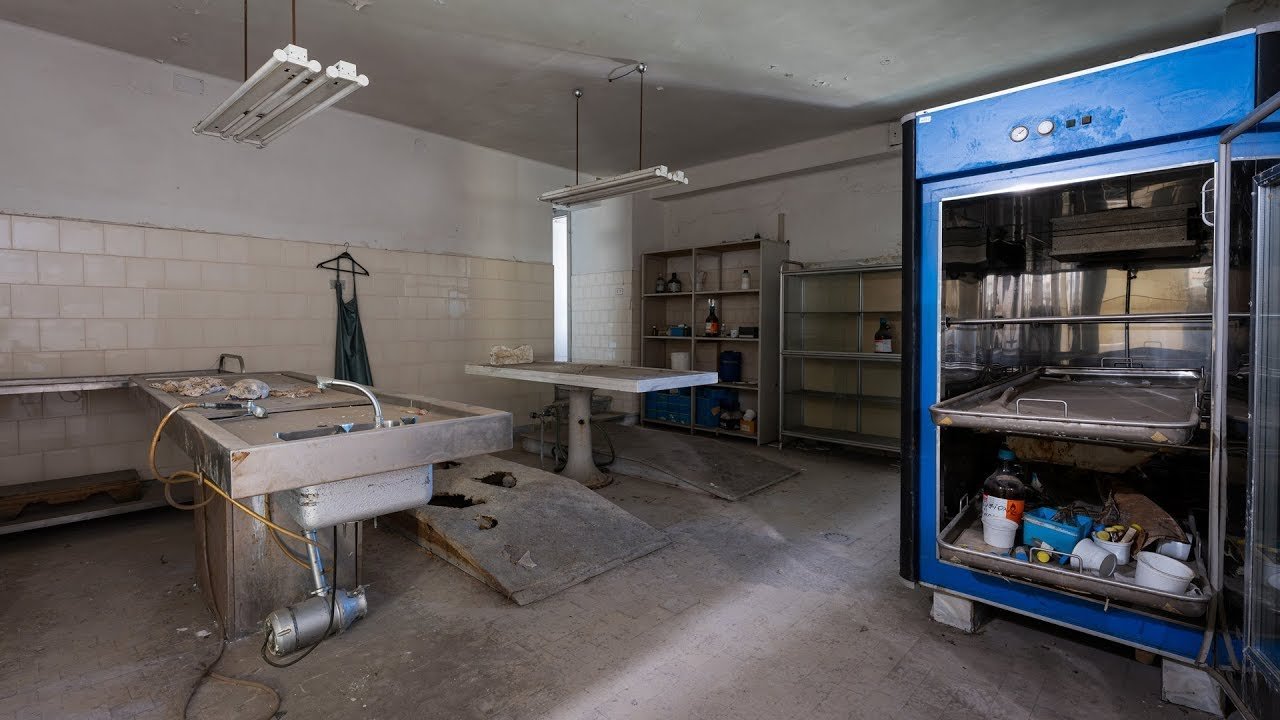 Ossos Humanos Encontrados Explorando o Morgue de Hospital Abandonado