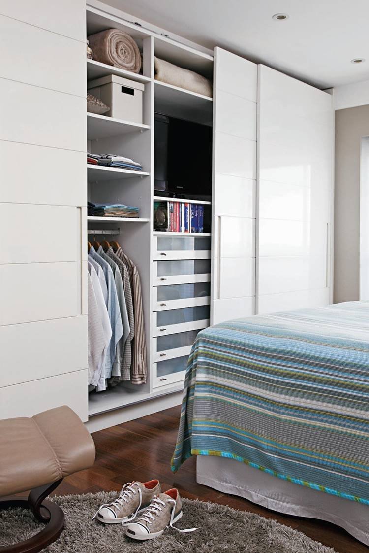 A designed wardrobe model with customizable setup options.