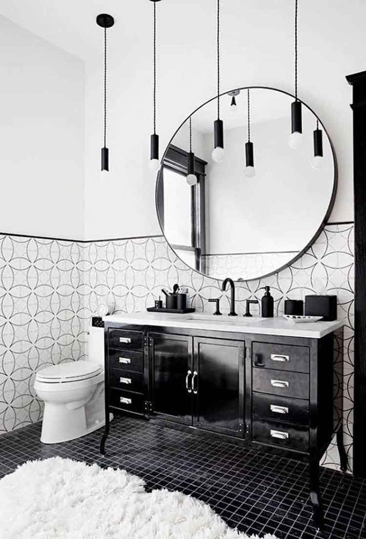 The Provençal style of this bathroom cabinet is perfect, as well as the light fixtures used in the project.