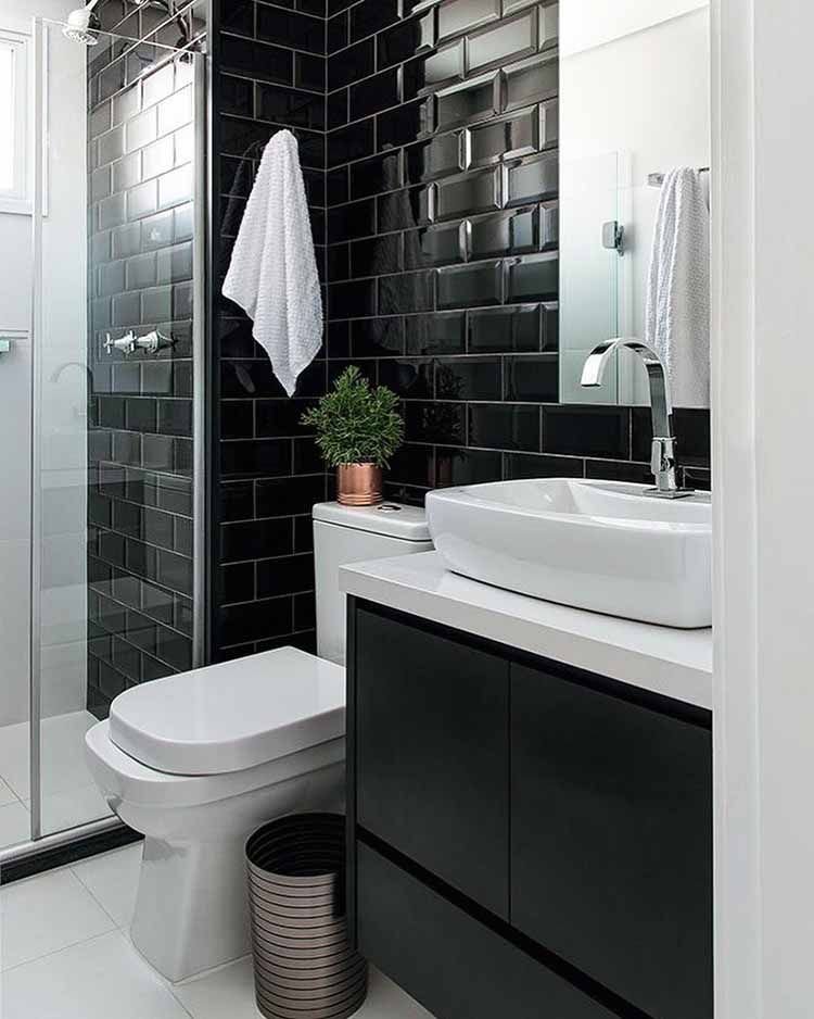 Black coatings with white accessories go very well together, being a classic idea that never fails.