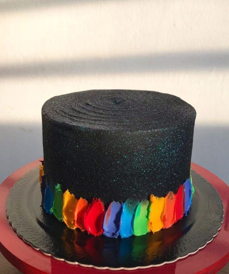 With a black decoration with sparkles, the rainbow is subtly present in this cake marked by modernity, I found it beautiful!