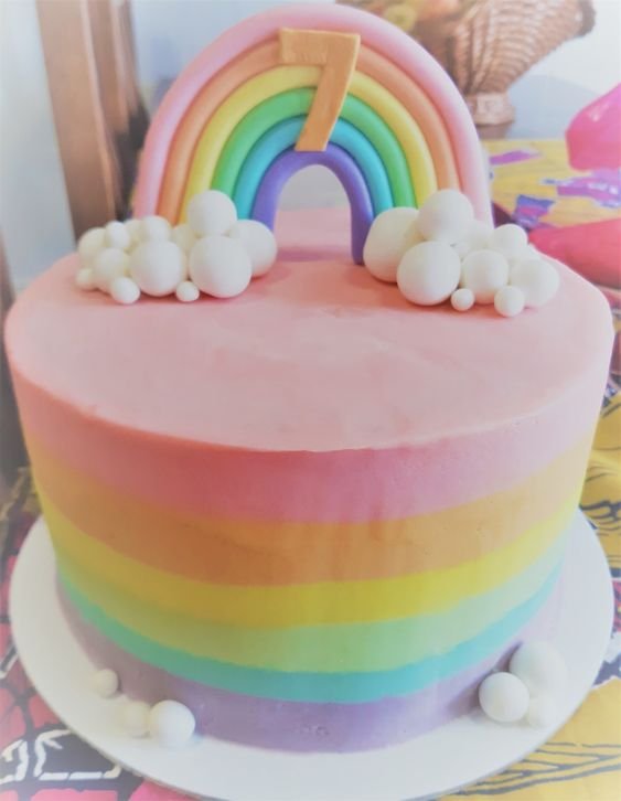 The rainbow can also be in pastel shades, a very cute option for children's birthdays like this one that also features clouds.