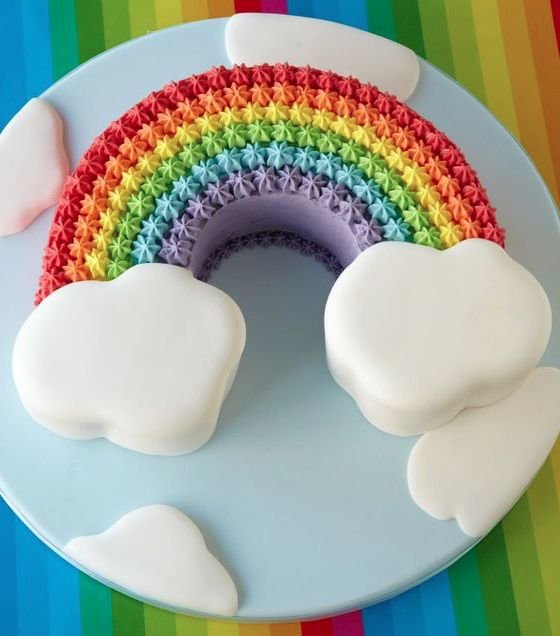 This cake literally has the shape of a rainbow. Made with icing and sugar paste, all these colors make it very cute.