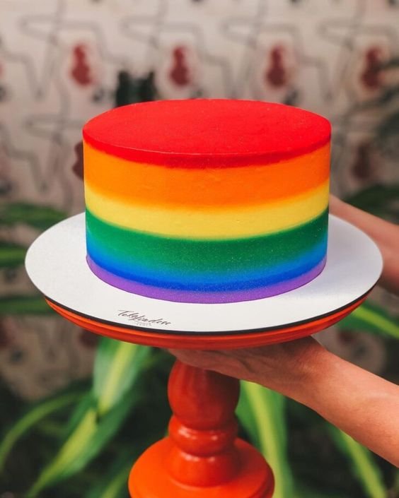 The colors are presented in a more vibrant way and have a slight shine on the lower layers of the cake, showing how details make a difference.