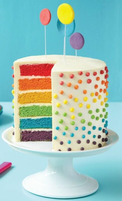 The sugar paste gives a beautiful finish to the cake, plus reveals a sophisticated air. But of course, the layers between the fillings can be colored with food coloring!