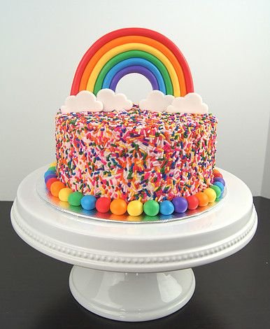 For those who are not very experienced with cake decoration, the colorful sprinkles can be a good solution as they naturally have many colors.