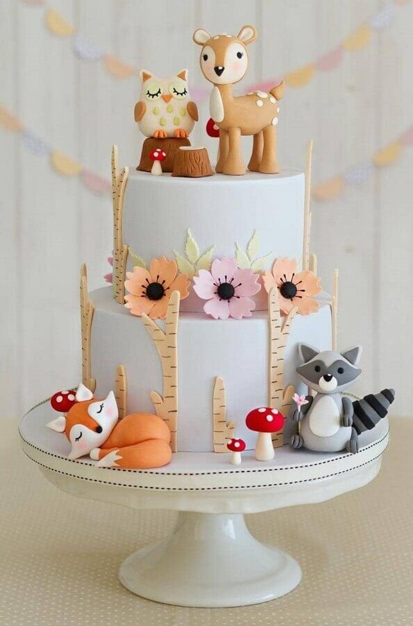 This suggestion definitely escapes the obvious! With more neutral colors, the animals and flowers present in the cake decoration give it the touch it needed to please both children and adults.