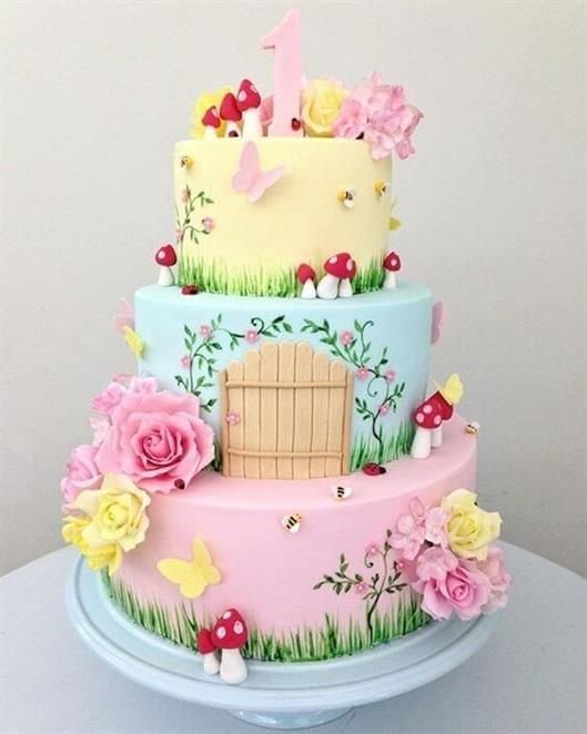 For girls who like more cuteness and delicacy, this tiered cake resembles a dollhouse and has beautiful natural elements, making it enchanting.