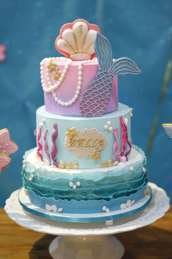 The underwater theme also occupies a place in children's imagination and can be very well used in the entire party theme, including the birthday cake.