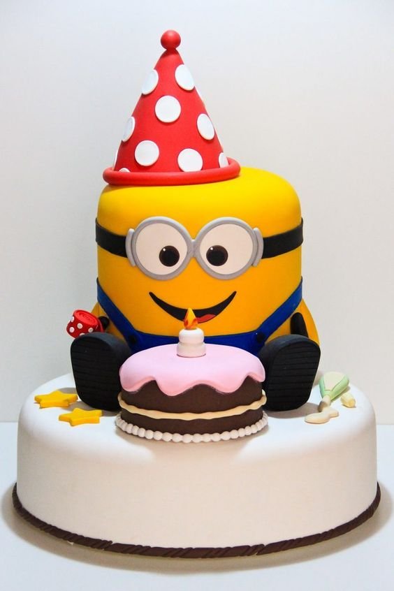 And if there are characters that are remembered for their cuteness, they are the Minions! In this cake, one of them is celebrating and draws attention to the decoration positively.