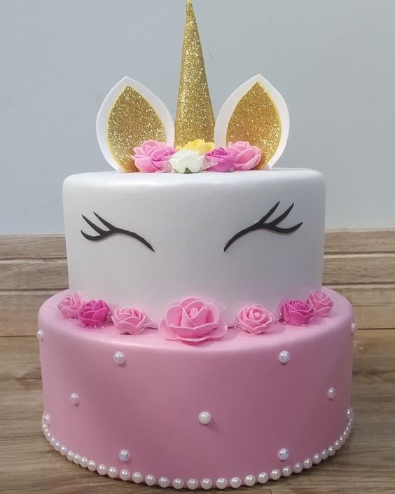 Pink tones usually please almost all girls, as do unicorns. How about uniting both elements in a cake like this?