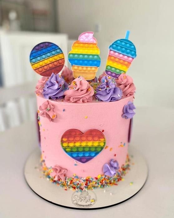 And since the idea is to please, we also brought you an idea for a very modern cake with a pop it theme. Not only does it bring a colorful atmosphere, but it is also very fun, especially when combined with other elements like sprinkles.