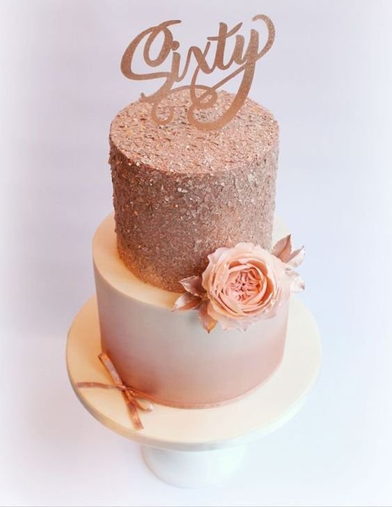 Of course, it's possible to have a rose gold cake in lighter tones, like pale pink, both in fondant and in the decoration accessories.