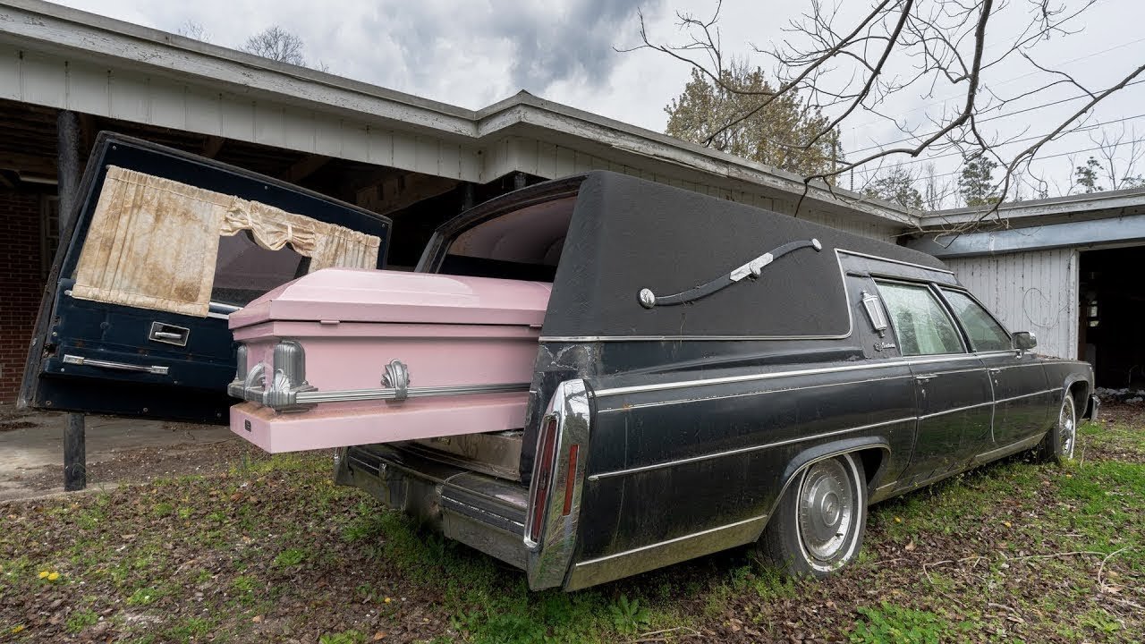 Carro Funerário e Caixões Deixados Nesta Funerária Abandonada