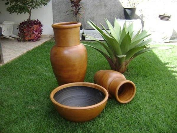 Clay pots are natural and elegant, fitting into nearly any décor style with their durability being a notable advantage.