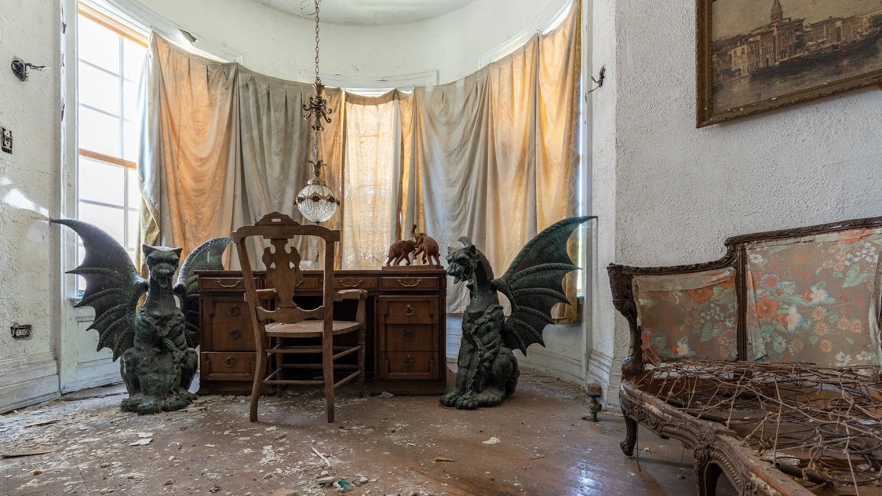 Explorando Casa de Gárgula Abandonada Com Tudo Deixado Dentro