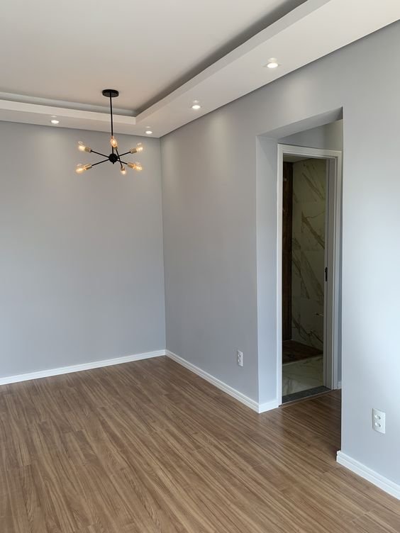 Sleek plaster cornice design in combination with wall.