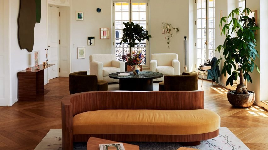 A Parisian living room designed to offer a gallery-like atmosphere, showcasing artistic decor.