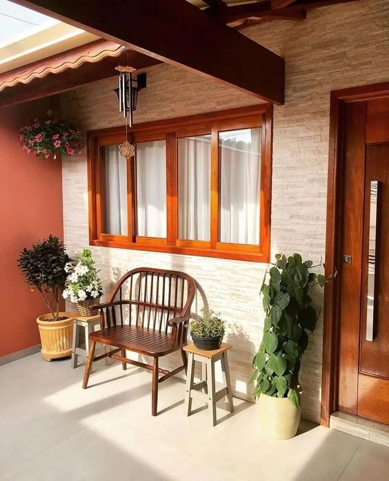 In such cases, you may even choose a variation between the wood tones present in the windows and doors, creating a unique contrast!