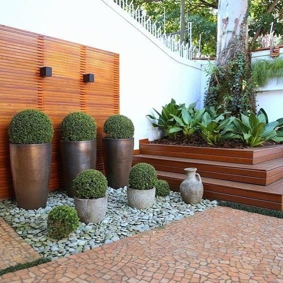 Here, larger stones were used in a composition with plants and large pots, which give grandeur to the space.