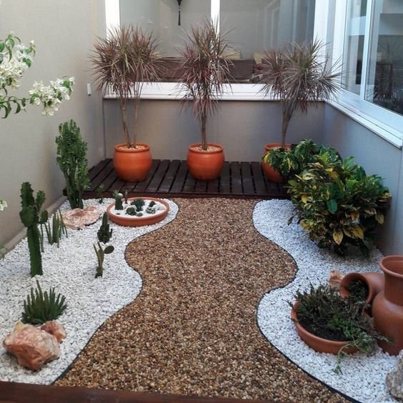 The garden next to the wall used grass and a mix of stones, creating an incredible visual effect!