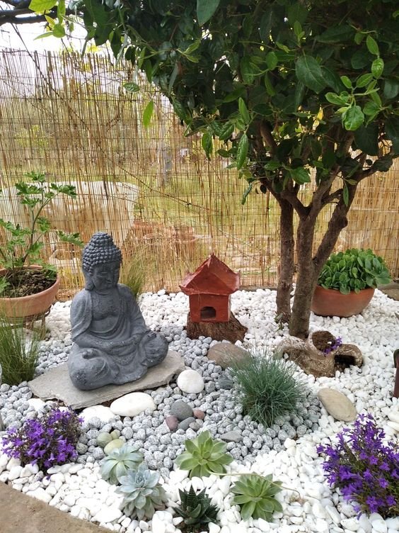 Different types of stones formed a unique space for the decorative buddha to meditate, making the space more harmonious by conveying great tranquility.