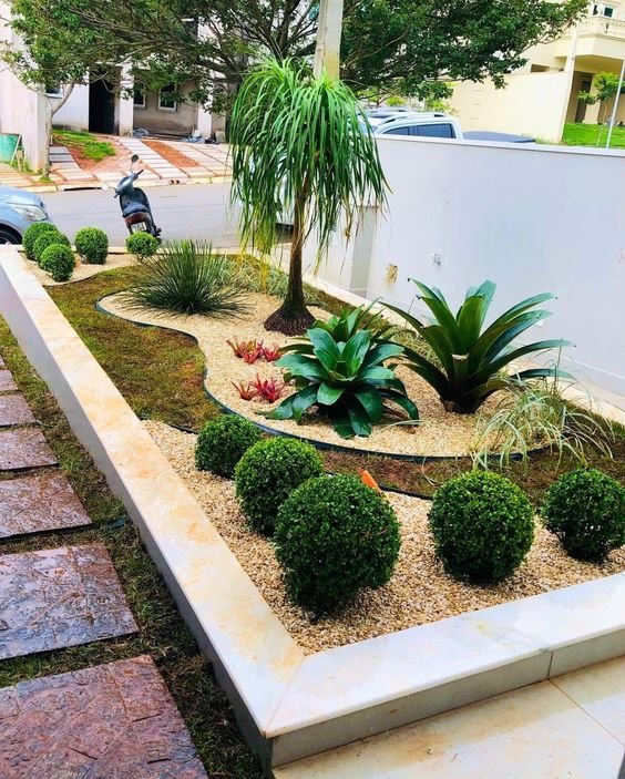 Beige stones work very well, and in this case, they were placed right at the entrance of the house to form a beautiful garden.