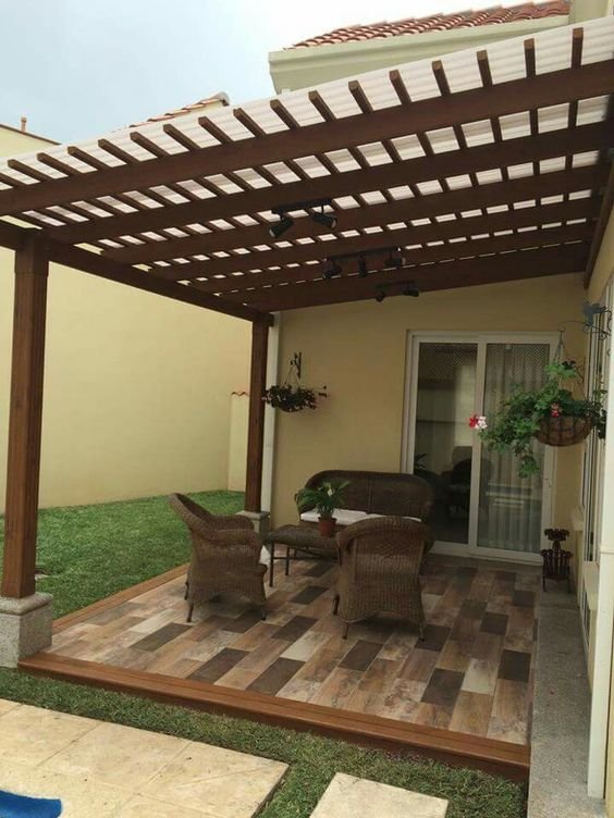 In the entrance corridor, the modern pergola has a more decorative function.