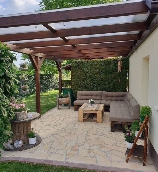 Pergolas with glass or acrylic are excellent for those who want to enjoy brightness while staying away from the rain.