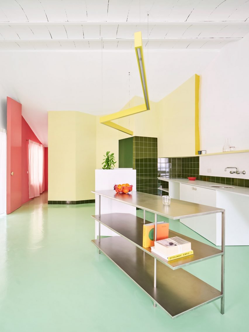 Image of Relámpago House with zigzagging partitions in pastel colors reminiscing 1970s pop art.