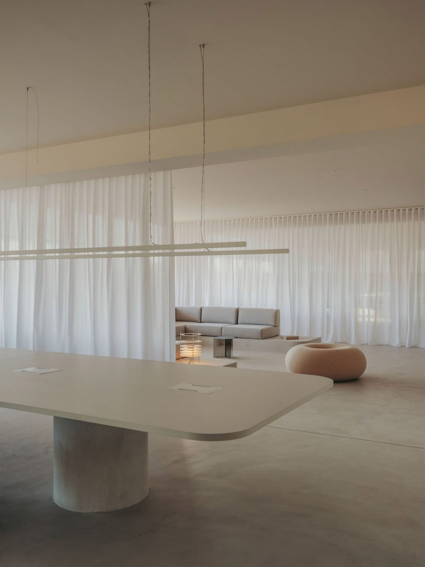 Curtains can be used to cordon off the lounge area