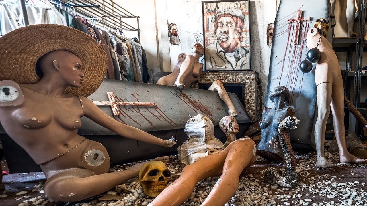 Eu Caí Pelo Chão de Uma Casa Abandonada de Manequins