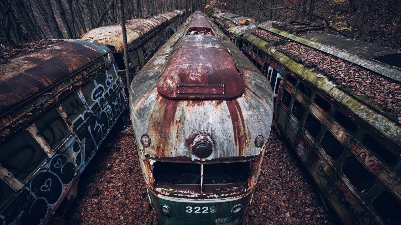 Explorando Um Enorme Cemitério de Bondes Abandonado na Floresta