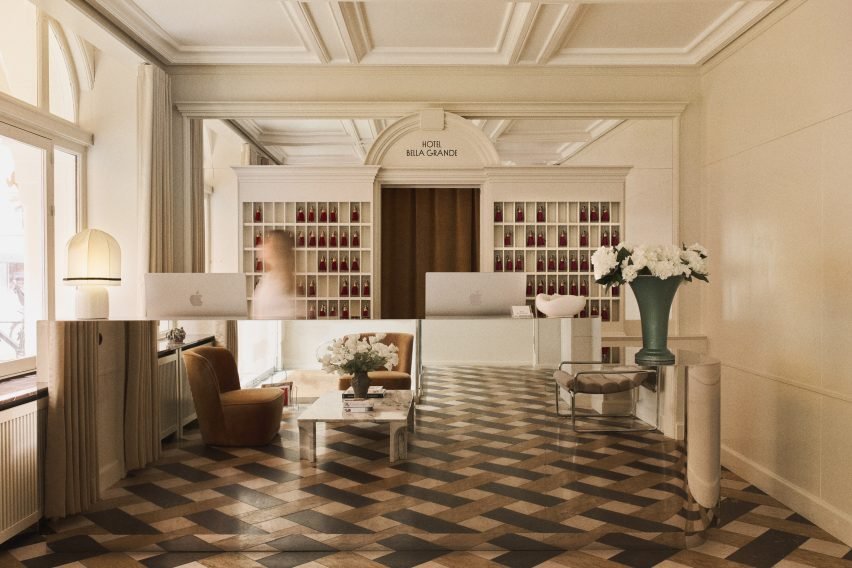 The atrium with marble-tiled floors and a roof light flooding the area with natural light, creating a welcoming atmosphere.